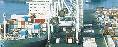 Container-Schiff im Hafen
